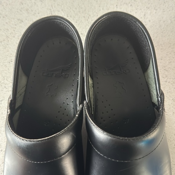 🍍NWOBDansko Black Clogs Slip-Ons🍍SZ 6.5/37 - Picture 2 of 4